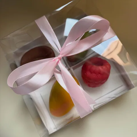 Подарочная коробка с корпусными пирожными и розовой атласной лентой